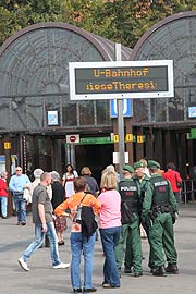 Verstärkte Kontrollen auch im Bereich des U-Bahnhofs (Foto: Martin Schmitz)